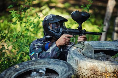 Vinnitsa, Ukrayna - Ağustos 22,2016.Paintball oyunu, Paintballer içinde 