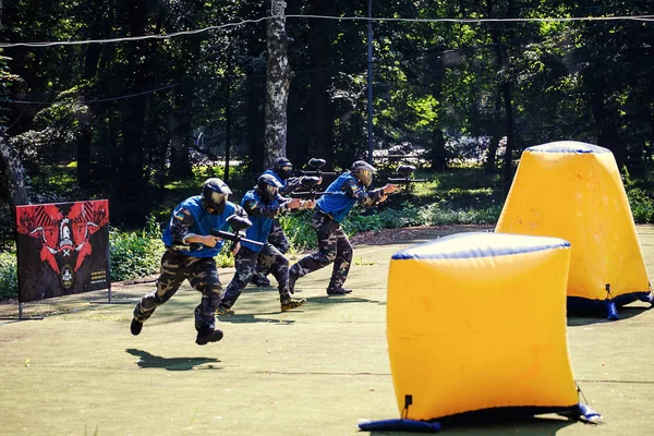 Vinnitsa, Ukrayna - Ağustos 22,2016.Paintball oyunu, Paintballer içinde — Stok fotoğraf