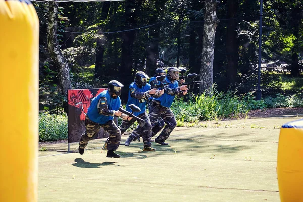 Vinnitsa, Ucrânia - Agosto 22,2016.Paintball jogo, Paintballer em — Fotografia de Stock