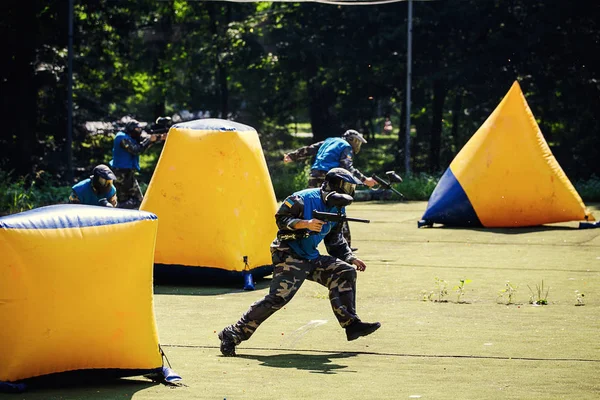 Vinnitsa, Ucrânia - Agosto 22,2016.Paintball jogo, Paintballer em — Fotografia de Stock