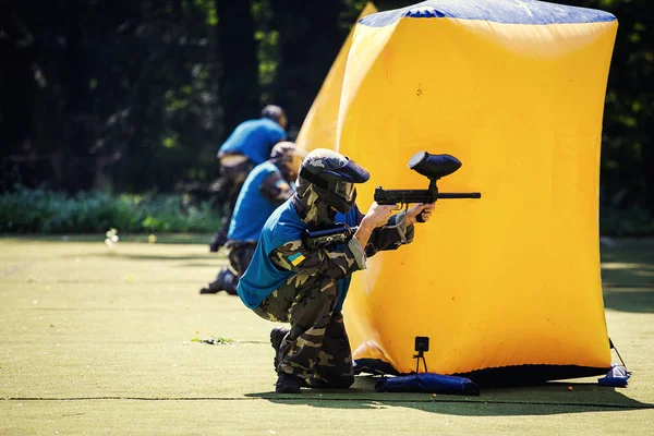 Vinnitsa, Ucrania - 22,2016.Paintball juego, Paintballer en —  Fotos de Stock