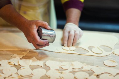 Şekil hamur ve oklava masanın üzerine un ile hamur damplings için dışarı rulo hazırlama, pişirme, ev yapımı mantı, mantı veya köfte etli ahşap masa üzerinde yapmak