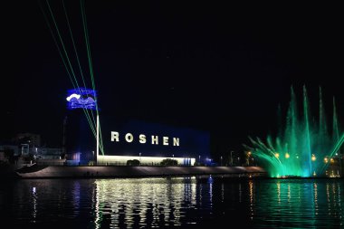 Vinnitsa, Ukrayna-Ağustos 21,2016.Evening Vinnitsa Ukraynalı şehir sihirli çeşme RoHS gösterir. Parlak ve güzel dikiş sakinleri ve ziyaret turistler, güzel gece performans için