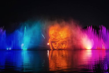 Vinnitsa, Ukrayna-Ağustos 21,2016.Evening Vinnitsa Ukraynalı şehir sihirli çeşme RoHS gösterir. Parlak ve güzel dikiş sakinleri ve ziyaret turistler, güzel gece performans için