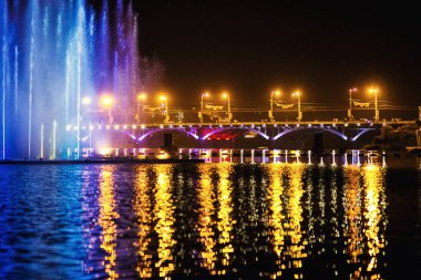 Vinnitsa, Ukrayna-Ağustos 21,2016.Evening Vinnitsa Ukraynalı şehir sihirli çeşme RoHS gösterir. Parlak ve güzel dikiş sakinleri ve ziyaret turistler, güzel gece performans için