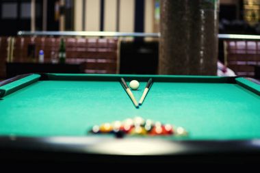 Yeşil bir bilardo masası, oyun bilardo topları. Bilardo topları ile masa. Pool bilardo oyunu sürecinde parçası. Amerikan havuz Bilardo. Pool bilardo oyunu. Bilardo spor kavramı