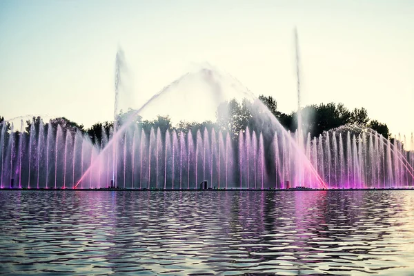 Vinnitsa, Ucrania - 21 de agosto de 2016.La noche muestra la fuente mágica Roshen en la ciudad ucraniana de Vinnitsa. Brillante y hermosa costura para los residentes y turistas visitantes, Hermosa actuación nocturna —  Fotos de Stock