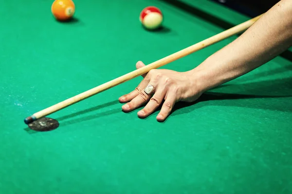 Bolas de bilhar numa mesa de bilhar verde, jogo. Mesa para bilhar com bolas.Fragmento do jogo de bilhar piscina em processo. Bilhar americano na piscina. Jogo de bilhar na piscina. Conceito de desporto de bilhar — Fotografia de Stock