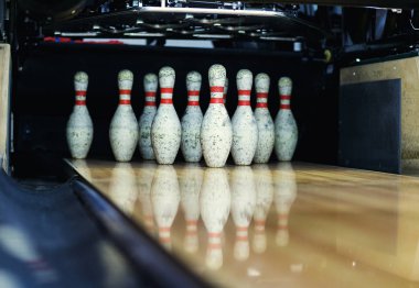 Bir bowling salonu, bowling, bowling oyunu için Skittles ucundaki pimleri