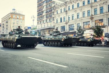 Kiev, Ukrayna - 19 Ağustos 2016: Provalarda askeri geçit töreni için Bağımsızlık günü için Kiev, Ukrayna. Askeri araçlar merkezi bir başlangıç geçit için bekleyen.