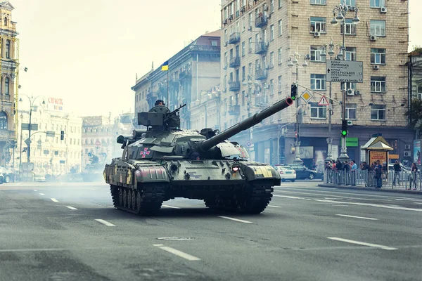 Kiev, Ucrania - 19 de agosto de 2016: Ensayos para el desfile militar del Día de la Independencia en Kiev, Ucrania. Vehículos militares esperan en el centro el inicio del desfile . —  Fotos de Stock