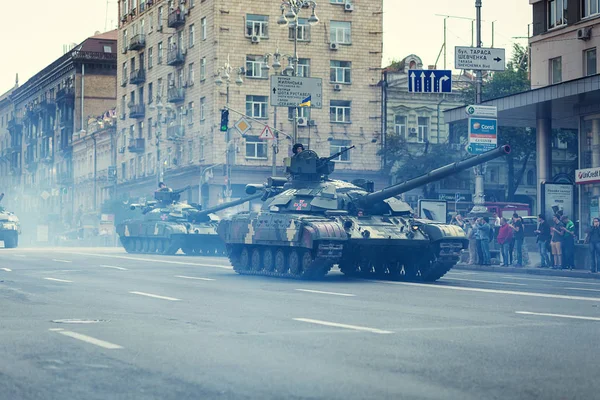 Kiev, Ucrania - 19 de agosto de 2016: Ensayos para el desfile militar del Día de la Independencia en Kiev, Ucrania. Vehículos militares esperan en el centro el inicio del desfile . —  Fotos de Stock