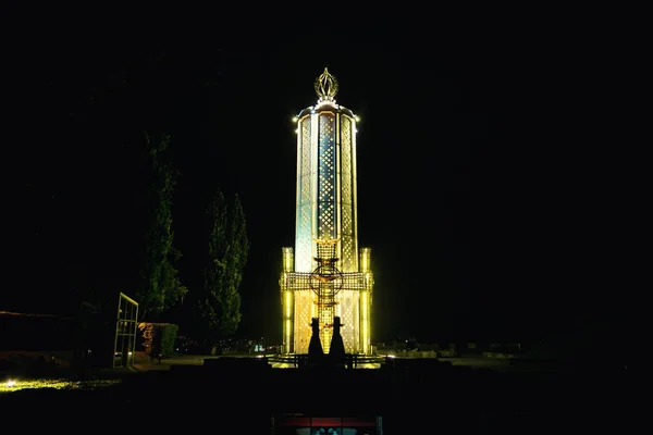 Kyjev, Ukrajina - 19. srpna 2016: pomník, socha, věnované obětem hladomoru z hladomoru v Ukraine.Monument v noci. — Stock fotografie