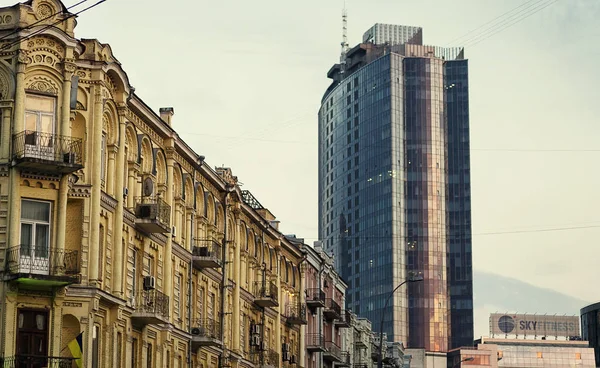 Kiev, Oekraïne - augustus 19,2016. Moderne huizen en oude gebouwen in het centrum van Kiev, Ukraine.old en moderne architectuur in europ stad in bewolkte dag — Stockfoto