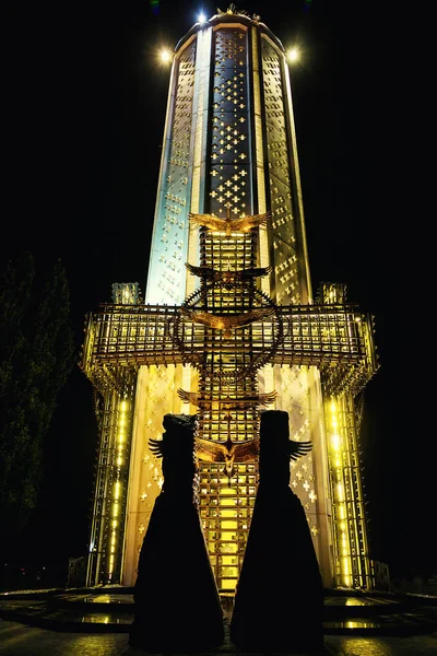 KIEV, Ucrânia - 19 de agosto de 2016: O monumento, uma escultura dedicada a Holodomor na Ucraniana.Monumento às vítimas de Holodomor à noite . — Fotografia de Stock
