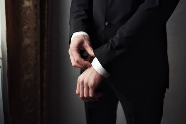 İşadamı bir ceket giyer. Politikacı, adamın tarzı, erkek eller closeup, Amerikan, Avrupa iş adamı, iş, moda ve giyim kavramı