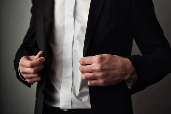 Uomo d'affari indossa una giacca. Politico, stile uomo, primo piano mani maschili, americano, uomo d'affari europeo, business, moda e concetto di abbigliamento — Foto Stock