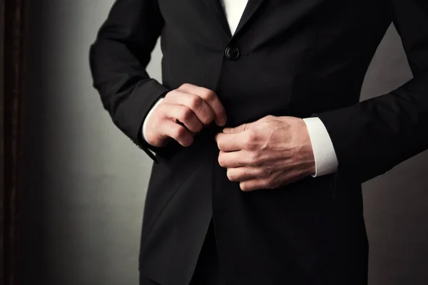 ビジネスマンは、ジャケットを着ています。政治家、男のスタイルは、男性の手のクローズ アップ、アメリカ、ヨーロッパのビジネスマン、ビジネス、ファッション、衣料品のコンセプト — ストック写真