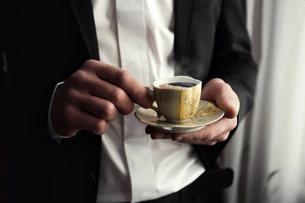 Geschäftsmann, Kaffee trinkend, Bräutigam, Politiker, Männerstil, männliche Hände Nahaufnahme, Amerikaner, europäischer Geschäftsmann — Stockfoto