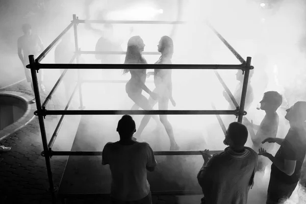 Vinnitsa, Ucrania - 20 de agosto de 2016.Sesión de moda de la joven bailarina sexy de striptease en lencería erótica sobre fondo ahumado, hermosa mujer en lencería sobre fondo negro con nubes de humo —  Fotos de Stock