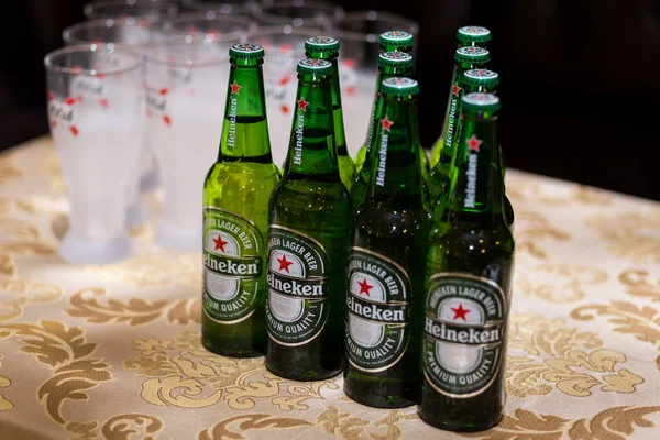 Vinnitsa, Ucrânia - agosto 28,2016.Heineken Lager Beer é o principal produto da Heineken International, que possui mais de 125 cervejarias em mais de 70 países, garrafas frias de cerveja Heineken Lager — Fotografia de Stock