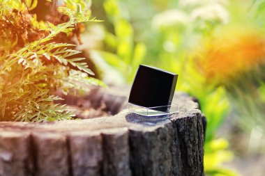 Ahşap kenevir, kara kutu ambalaj kağıdı ve etiket veya etiket, boş siyah kutu ahşap arka planda, kopya alanı, alay etmek yukarıya ile siyah kutuyu yer için logo