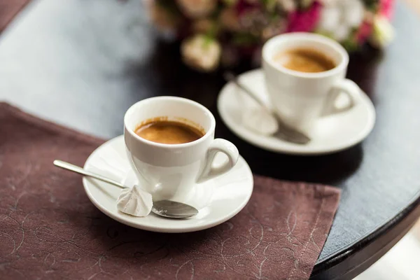 Liebespaar trinkt Kaffee in einem Café, trifft sich in einem Café, ein schönes Bouquet, Kaffee-Konzept — Stockfoto