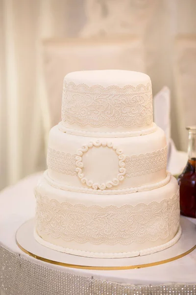 Свадебный торт, праздничный многоэтажный торт, торт в белом тоне, Е — стоковое фото