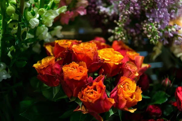 Buquê de rosas, rosas coloridas e outras flores na entrada da loja de flores, Buquê decorar na frente da loja de flores, Muitas flores no mercado, flores no mercado dos agricultores — Fotografia de Stock