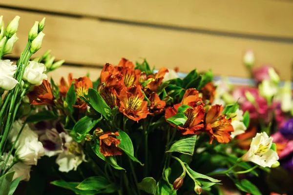 Rosas coloridas e outras flores na entrada da loja de flores, Buquê decorar na frente da loja de flores, Muitas flores no mercado, flores no mercado dos agricultores — Fotografia de Stock