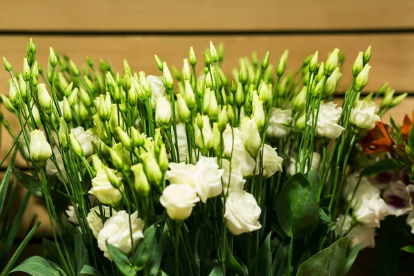 Cambada de sinos azuis, rosas coloridas e outras flores na entrada da loja de flores, Buquê decorar na frente da loja de flores, Muitas flores no mercado, flores no mercado dos agricultores — Fotografia de Stock