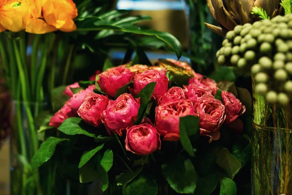 Buquê de rosas, rosas coloridas e outras flores na entrada da loja de flores, Buquê decorar na frente da loja de flores, Muitas flores no mercado, flores no mercado dos agricultores — Fotografia de Stock