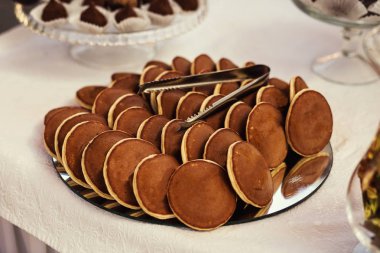 Yuvarlak kek, fourchette, kremalı pasta, tatlı tatil Büfe kekler ve diğer tatlılar, tatlı cathering Restoran, çikolatalı kek