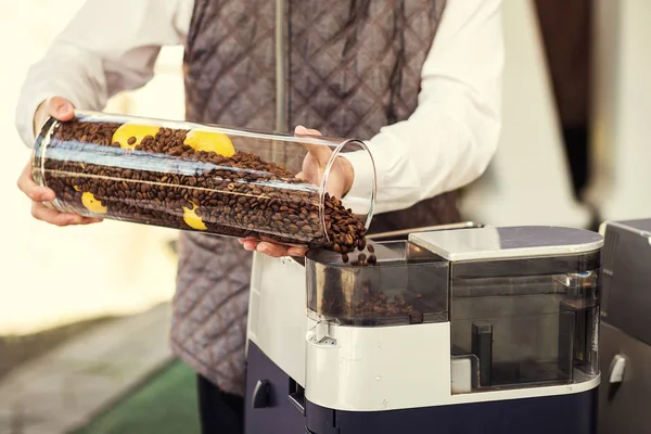 Barista gießt Kaffeebohnen in eine Kaffeemaschine, Barista bereitet köstlichen Kaffee zu. Café-Restaurant in Café-Vorbereitung Konzept.coffee Maker Maschine — Stockfoto
