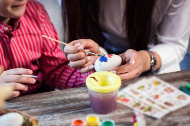 evde eastertime için yumurta boyama. Mutlu Paskalyalar! Bir anne ve