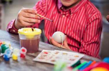 evde eastertime için yumurta boyama. Mutlu Paskalyalar! Bir anne ve