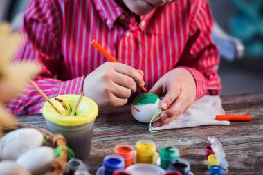 evde eastertime için yumurta boyama. Mutlu Paskalyalar! Bir anne ve