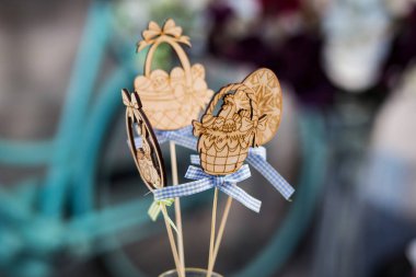 Paskalya dekor, evde eastertime için yumurta boyama. Mutlu Paskalyalar! Mutlu aile Easter.decorating Paskalya yumurtaları için hazırlanıyor