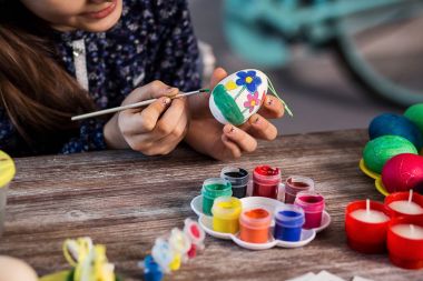 evde eastertime için yumurta boyama. Mutlu Paskalyalar! Bir anne ve kızı Paskalya yumurta boyama. Mutlu aile Easter.decorating Paskalya yumurtaları, çocuk eller için hazırlanıyor tutun bir fırça ve boya