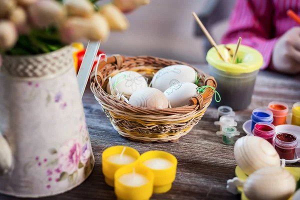 Easter decor,colouring eggs for eastertime at home.Happy easter! Happy family preparing for Easter.decorating Easter eggs — Stock Photo, Image