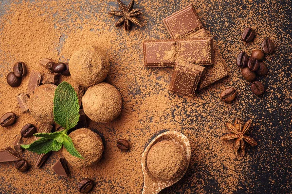 Chocolate truffle, Truffle chocolate candies with cocoa powder.Homemade fresh energy balls with chocolate.Gourmet assorted truffles made by chocolatier.Chunks of chocolate and coffee beans — стоковое фото