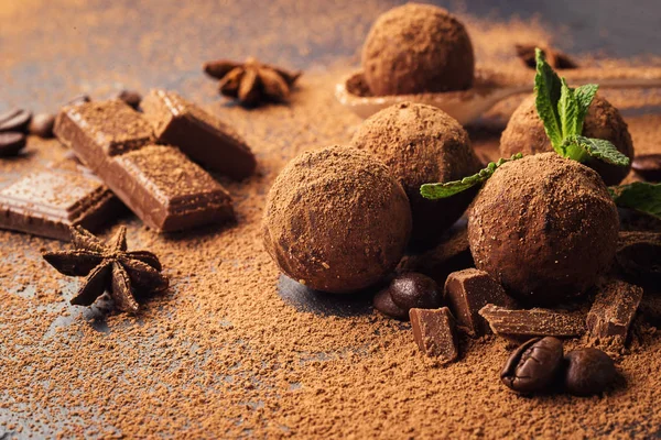 Chocolate truffle, Truffle chocolate candies with cocoa powder.Homemade fresh energy balls with chocolate.Gourmet assorted truffles made by chocolatier.Chunks of chocolate and coffee beans — стоковое фото