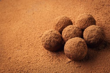 Çikolata, kakao tozu ile trüf çikolata şekerleme. Ev yapımı taze enerji topları çikolata ile. Gurme muhtelif tarafından yapılan yer mantarı chocolatier. Çikolata ve kahve fasulye topakları