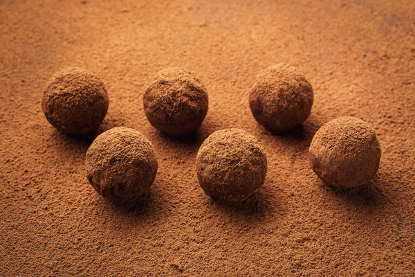 Chocolate truffle,Truffle chocolate candies with cocoa powder.Homemade fresh energy balls with chocolate.Gourmet assorted truffles made by chocolatier.Chunks of chocolate and coffee beans — Stock Photo, Image