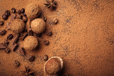 Çikolata, kakao tozu ile trüf çikolata şekerleme. Ev yapımı taze enerji topları çikolata ile. Gurme muhtelif tarafından yapılan yer mantarı chocolatier. Çikolata ve kahve fasulye topakları