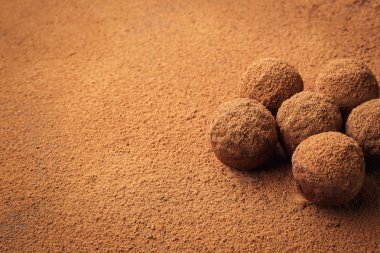 Çikolata, kakao tozu ile trüf çikolata şekerleme. Ev yapımı taze enerji topları çikolata ile. Gurme muhtelif tarafından yapılan yer mantarı chocolatier. Çikolata ve kahve çekirdekleri, kopya alanı parçaları