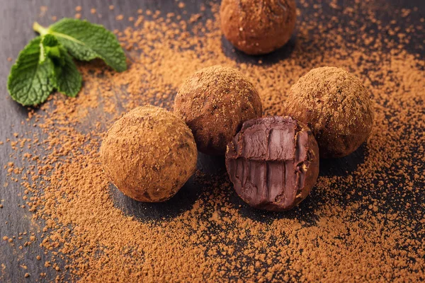 Chocolate truffle, Truffle chocolate candies with cocoa powder.Homemade fresh energy balls with chocolate.Gourmet assorted truffles made by chocolatier.Chunks of chocolate and coffee beans — стоковое фото