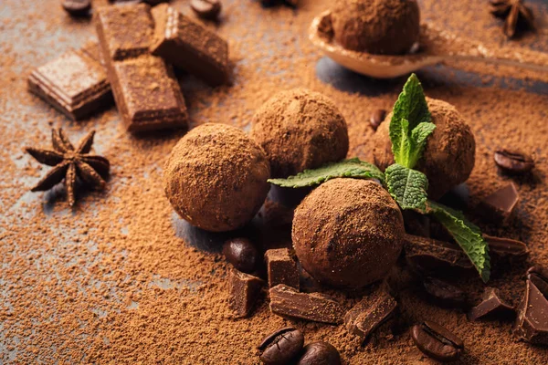 Шоколадные трюфели, шоколадные конфеты с какао порошком. — стоковое фото