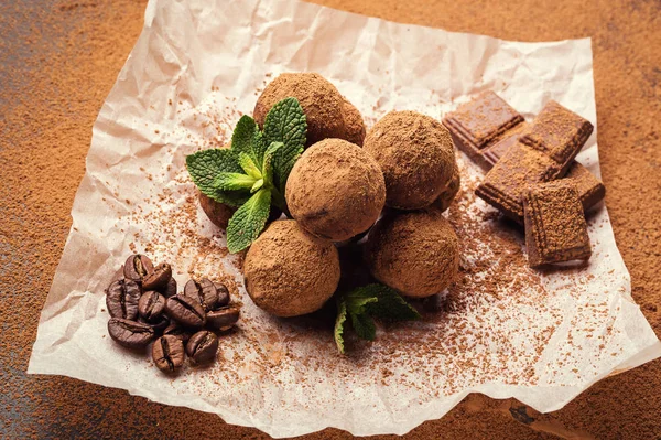 Chocolate truffle, Truffle chocolate candies with cocoa powder.Homemade fresh energy balls with chocolate.Gourmet assorted truffles made by chocolatier.Chunks of chocolate and coffee beans — стоковое фото