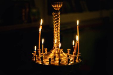 Mum ışığında Hıristiyan Kilisesi, düğün töreni, glans, sunak, haç